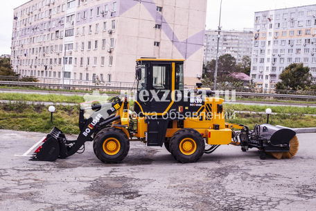 BOULDER Фронтальный погрузчик Boulder WL20R с подметальной щеткой /Российская разработка/