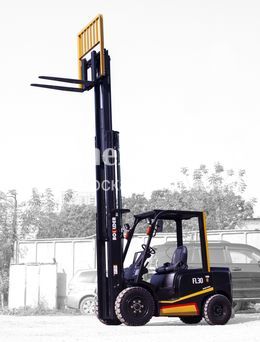 BOULDER Вилочный погрузчик Boulder FL30 с двигателем Isuzu